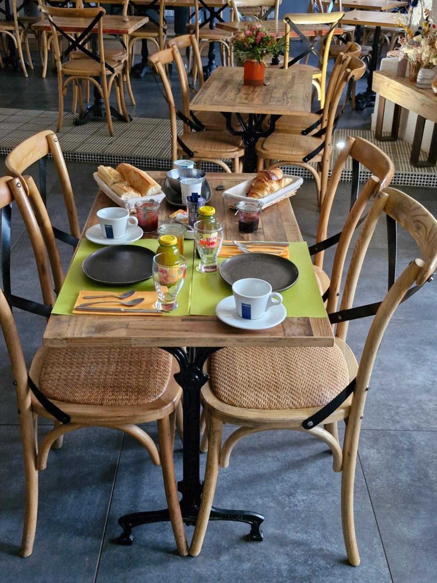 Chambres D'Hotes Du Bistrot D'Ici Saint-Saturnin  Bagian luar foto